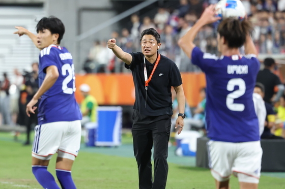 작전 지시하는 아시안게임 축구 대표팀 이민성 감독