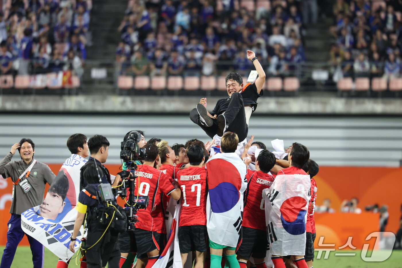 본문 이미지 - 3일 일본 아이치현 도요타 스타디움에서 열린 2026 아이치·나고야 아시안게임 남자 축구 결승전 대한민국과 일본의 경기, 1대 0으로 승리하며 금메달을 획득한 대한민국 선수들이 이민성 감독을 행가래를 하고 있다.2026.10.3 ⓒ 뉴스1 김도우 기자