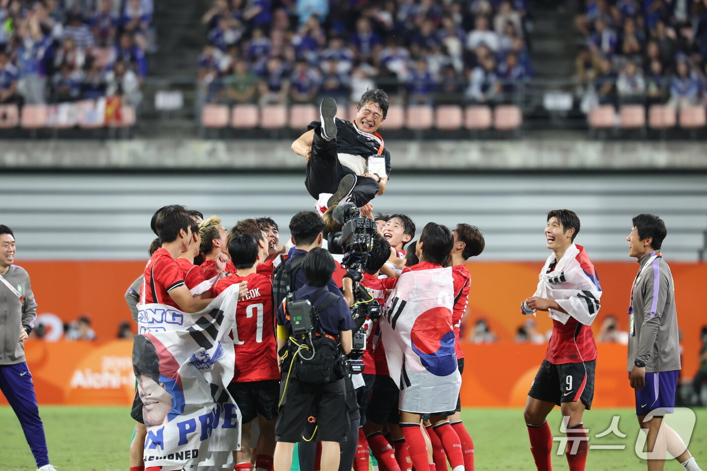 본문 이미지 - 아시안게임 4연패에 성공한 남자 축구 대표팀. 2026.10.3 ⓒ 뉴스1 김도우 기자