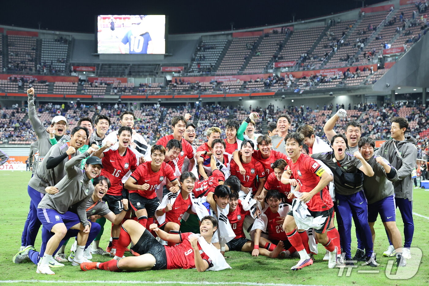 본문 이미지 - 3일 일본 아이치현 도요타 스타디움에서 열린 2026 아이치·나고야 아시안게임 남자 축구 결승전 대한민국과 일본의 경기, 1대 0으로 승리하며 금메달을 획득한 대한민국 선수들이 기념촬영을 하고 있다. 2026.10.3 ⓒ 뉴스1 김도우 기자