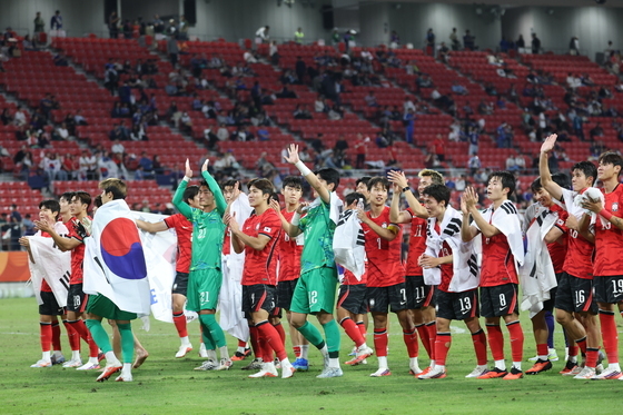 응원단에 인사하는 AG 남자 축구대표팀