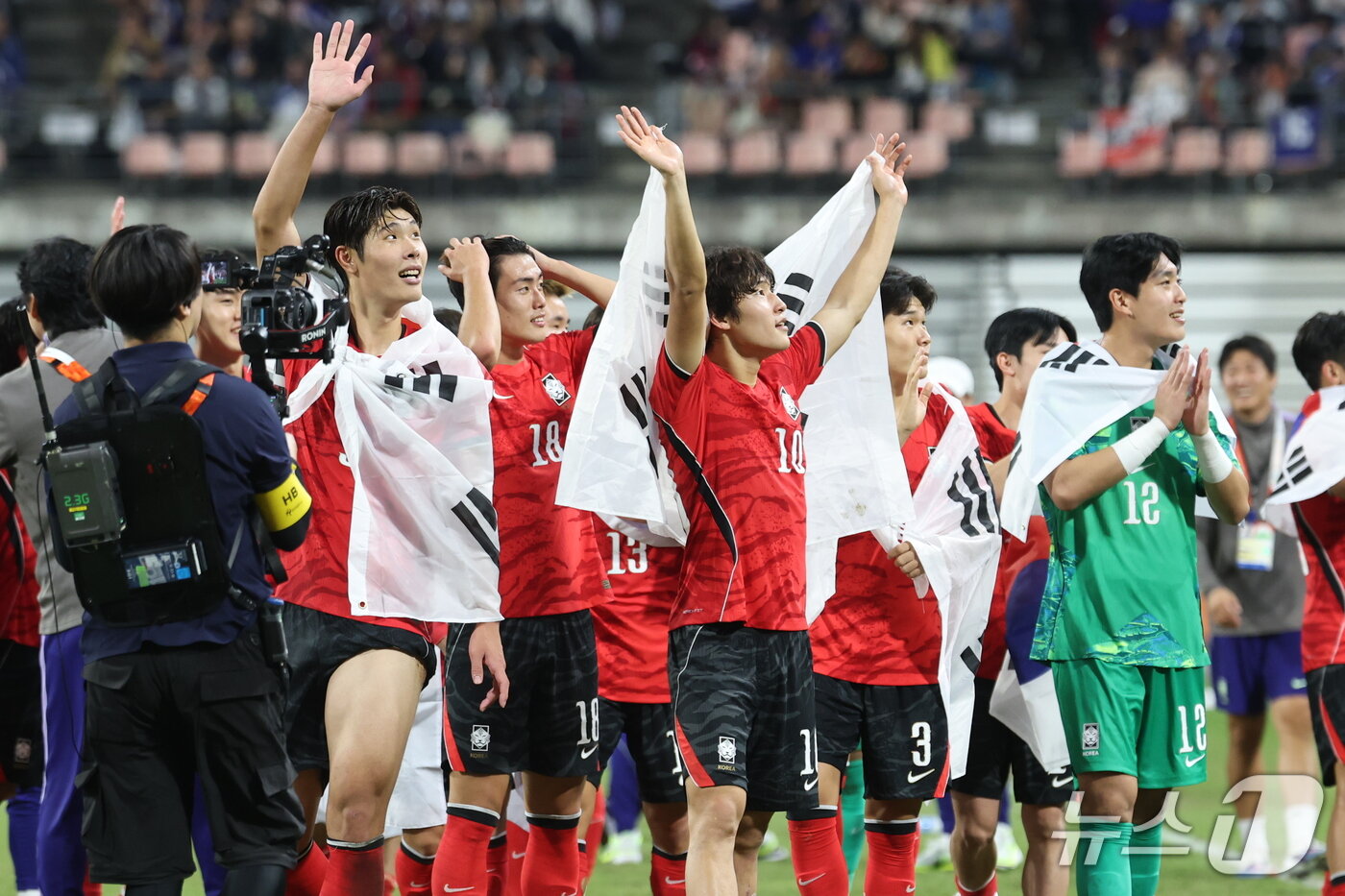 본문 이미지 - 3일 일본 아이치현 도요타 스타디움에서 열린 2026 아이치·나고야 아시안게임 남자 축구 결승전 대한민국과 일본의 경기, 1대 0으로 승리하며 금메달을 획득한 대한민국 선수들이 관중들에게 인사하고 있다. 2026.10.3 ⓒ 뉴스1 김도우 기자