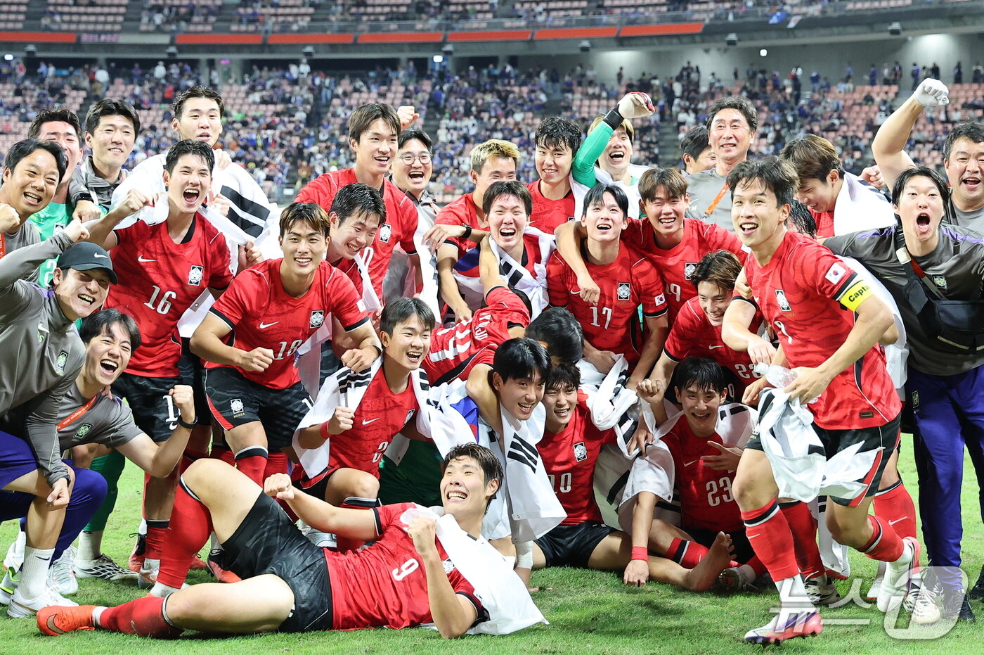 본문 이미지 - 3일 일본 아이치현 도요타 스타디움에서 열린 2026 아이치·나고야 아시안게임 남자 축구 결승전 대한민국과 일본의 경기, 1대 0으로 승리하며 금메달을 획득한 대한민국 선수들이 기념 촬영을 하고 있다. 2026.10.3 ⓒ 뉴스1 김도우 기자