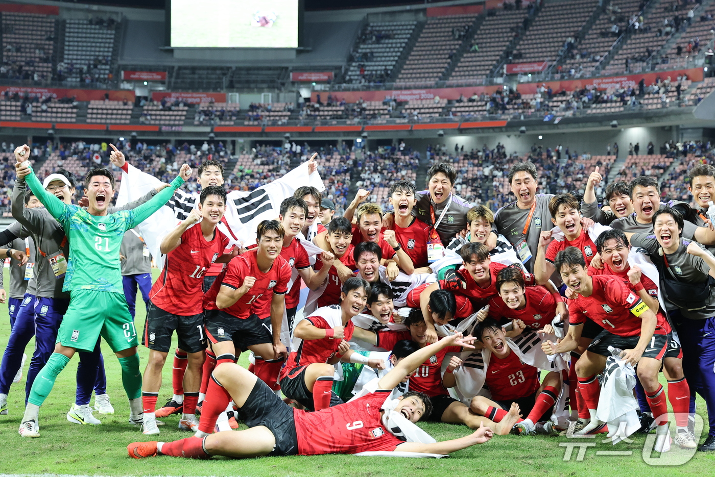 (도요타=뉴스1) 김도우 기자 = 3일 일본 아이치현 도요타 스타디움에서 열린 2026 아이치·나고야 아시안게임 남자 축구 결승전 대한민국과 일본의 경기, 1대 0으로 승리하며 금 …