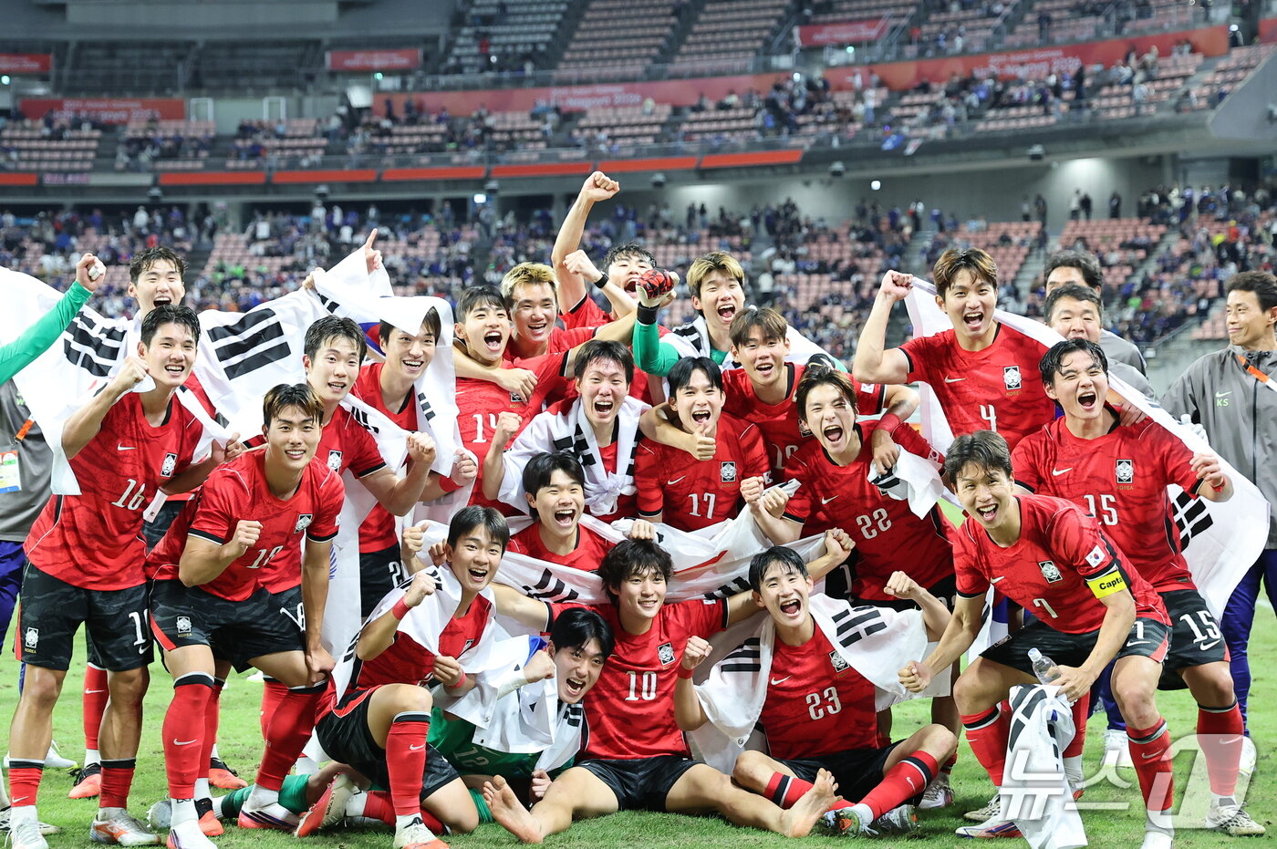 본문 이미지 - 3일 일본 아이치현 도요타 스타디움에서 열린 2026 아이치·나고야 아시안게임 남자 축구 결승전 대한민국과 일본의 경기, 1대 0으로 승리하며 금메달을 획득한 대한민국 선수들이 기념 촬영을 하고 있다. 2026.10.3 ⓒ 뉴스1 김도우 기자