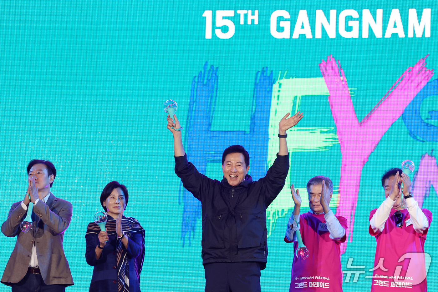 (서울=뉴스1) = 오세훈 서울시장이 3일 오후 강남구 도산공원사거리 일대에서 열린 2026 강남페스티벌에서 푸드존 부스를 찾아 시민들과 인사를 하고 있다. (서울시 제공. 재판매 …