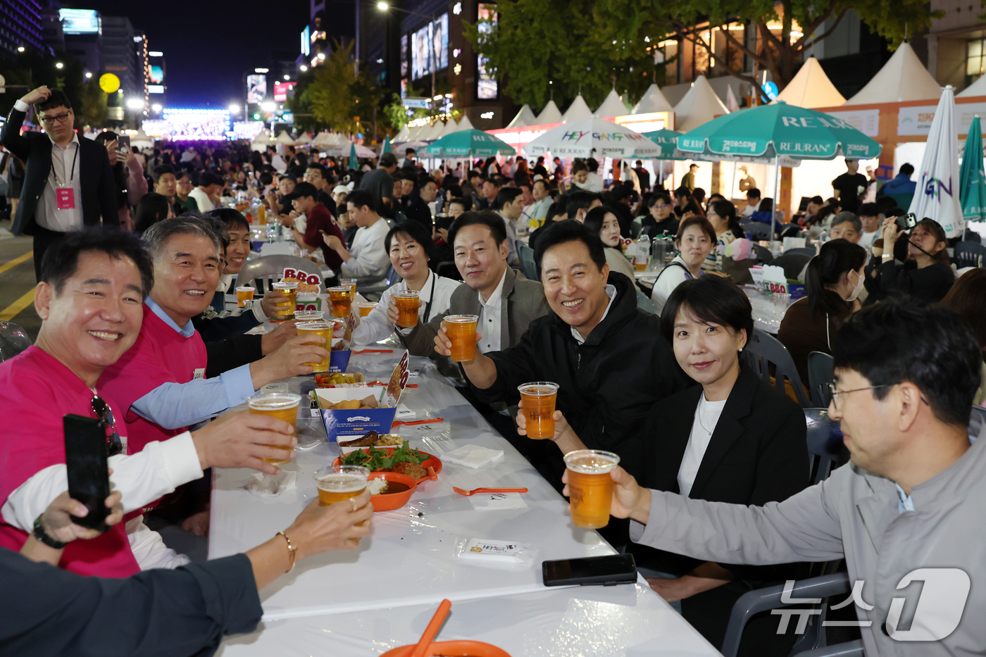(서울=뉴스1) = 오세훈 서울시장이 3일 오후 강남구 도산공원사거리 일대에서 열린 2026 강남페스티벌에서 푸드존 부스를 찾아 시민들과 맥주를 들고 기념촬영을 하고 있다. (서울 …