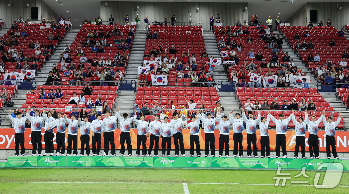 (도요타=뉴스1) 김도우 기자 = 대한민국 아시안게임 축구대표팀 선수들이 3일 일본 아이치현 도요타 스타디움에서 열린 2026 아이치·나고야 아시안게임 축구 결승전 시상식에서 1위 …
