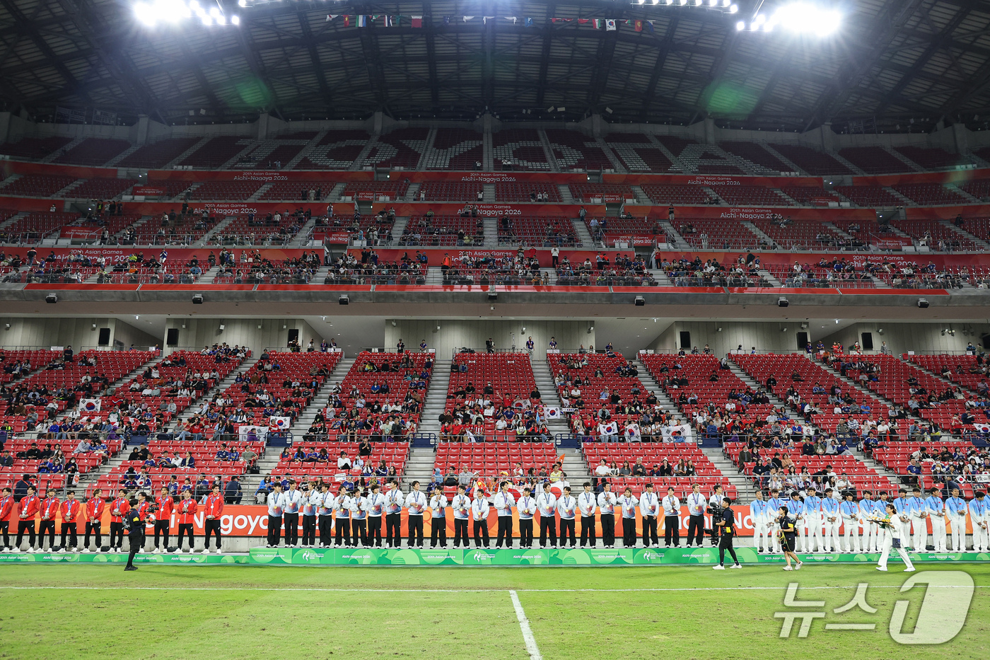 (도요타=뉴스1) 김도우 기자 = 대한민국 아시안게임 축구대표팀 선수들이 3일 일본 아이치현 도요타 스타디움에서 열린 2026 아이치·나고야 아시안게임 축구 결승전 시상식에서 1위 …