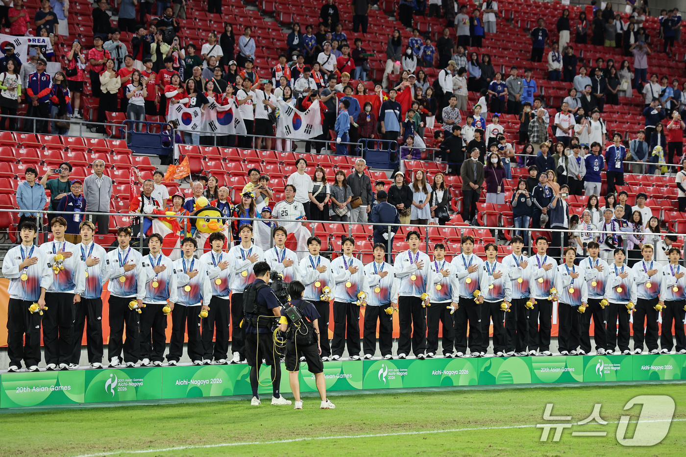 (도요타=뉴스1) 김도우 기자 = 대한민국 아시안게임 축구대표팀 선수들이 3일 일본 아이치현 도요타 스타디움에서 열린 2026 아이치·나고야 아시안게임 축구 결승전 시상식에서 금메 …