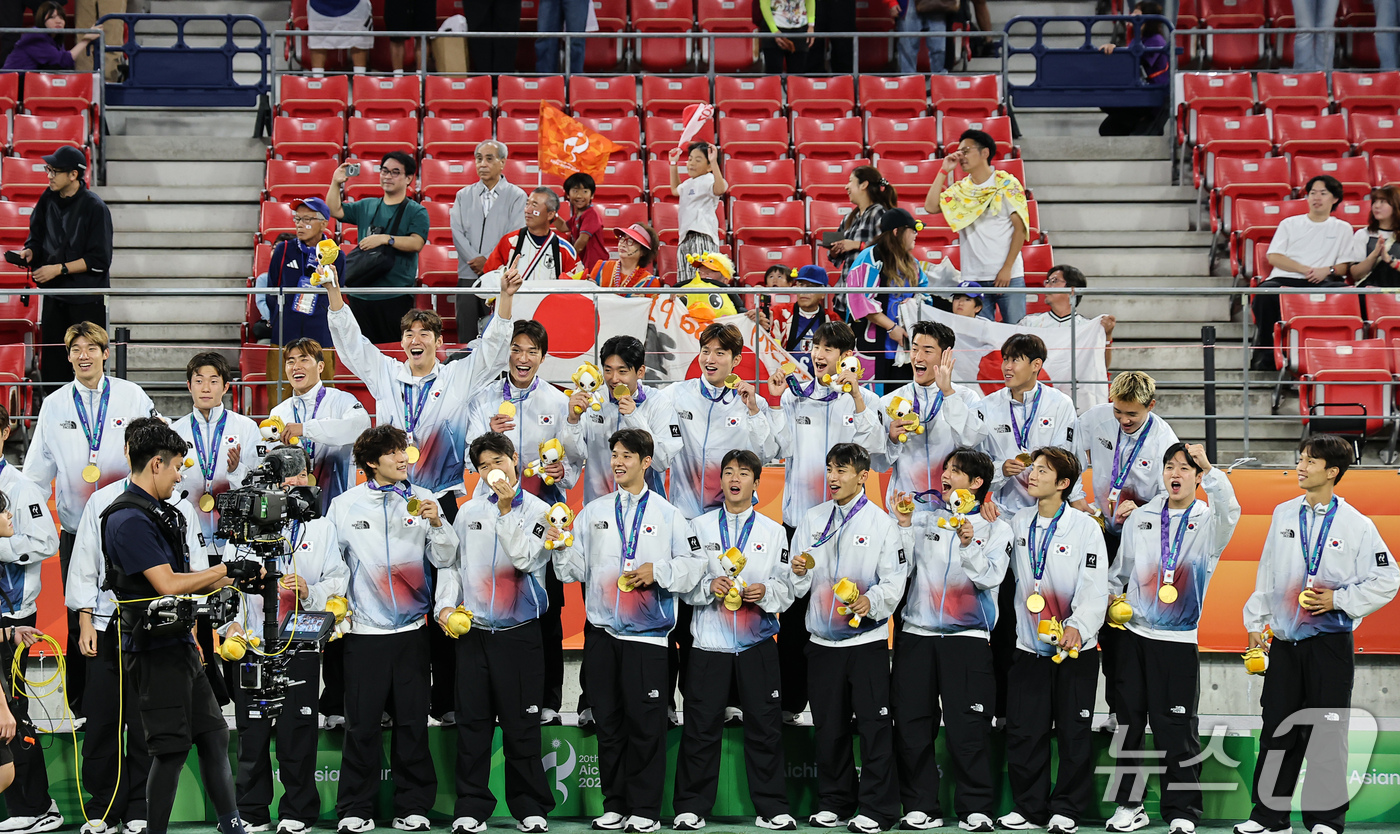 (도요타=뉴스1) 김도우 기자 = 대한민국 아시안게임 축구대표팀 선수들이 3일 일본 아이치현 도요타 스타디움에서 열린 2026 아이치·나고야 아시안게임 축구 결승전 시상식에서 금메 …