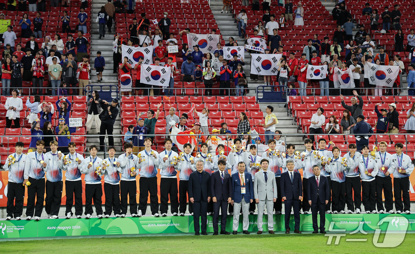 (도요타=뉴스1) 김도우 기자 = 대한민국 아시안게임 축구대표팀 선수들이 3일 일본 아이치현 도요타 스타디움에서 열린 2026 아이치·나고야 아시안게임 축구 결승전 시상식에서 금메 …