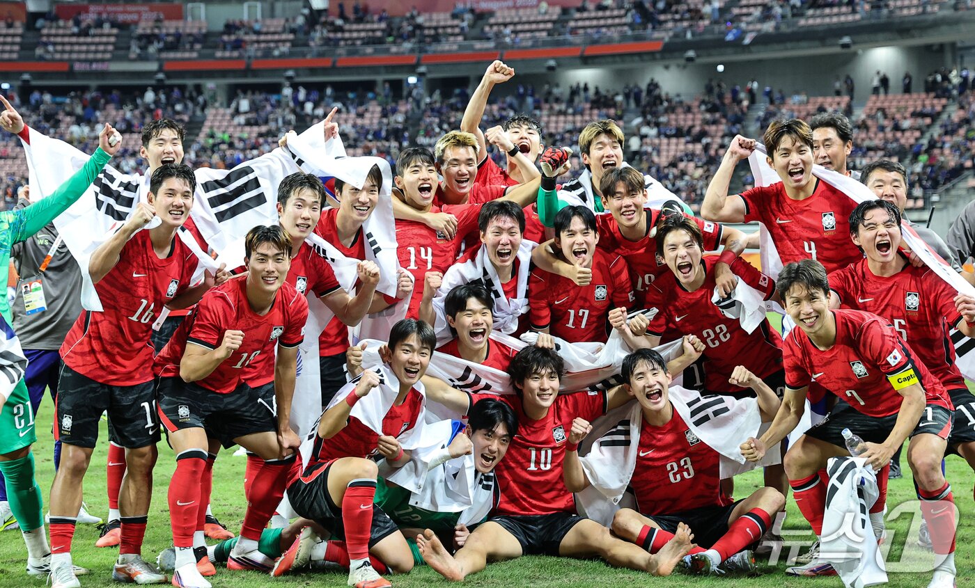 본문 이미지 - 3일 일본 아이치현 도요타 스타디움에서 열린 2026 아이치·나고야 아시안게임 축구 결승전 대한민국과 일본의 경기, 대한민국 선수들이 1대0 승리 후 금메달을 확정짓고 기뻐하고 있다. 2026.10.3 ⓒ 뉴스1 김도우 기자