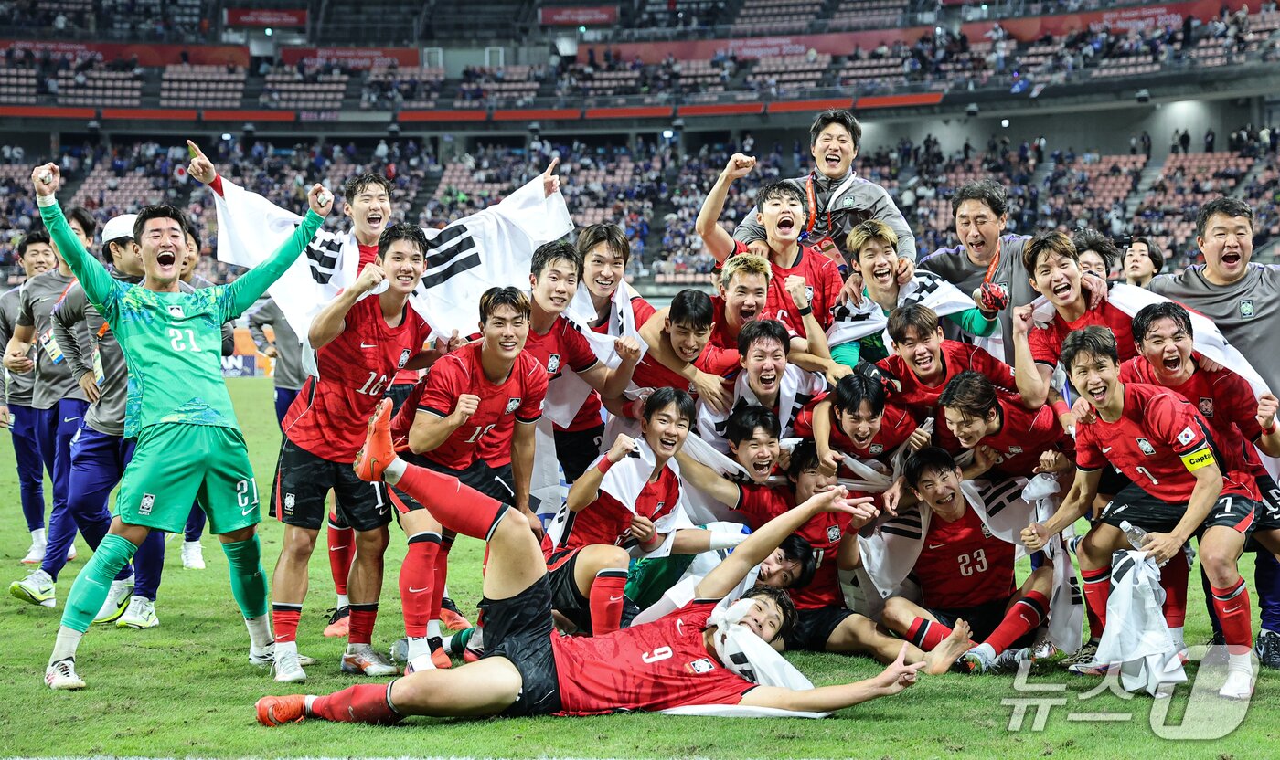 본문 이미지 - 3일 일본 아이치현 도요타 스타디움에서 열린 2026 아이치·나고야 아시안게임 축구 결승전 대한민국과 일본의 경기, 대한민국 선수들이 1대0 승리 후 금메달을 확정짓고 기뻐하고 있다. 2026.10.3 ⓒ 뉴스1 김도우 기자