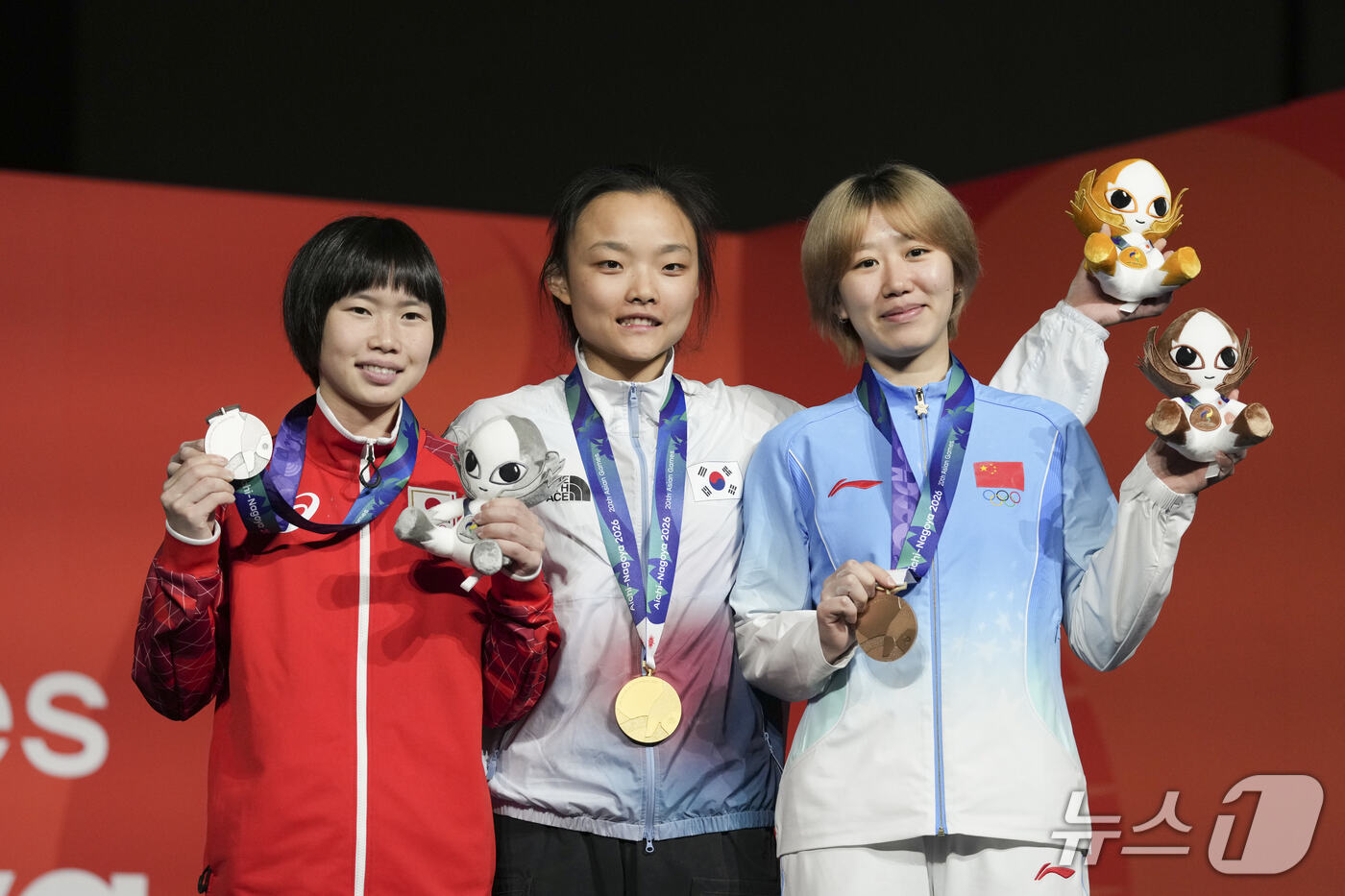 (신화=뉴스1) = 대한민국 서채현이 3일 일본 나고야 국제전시장에서 열린 2026 아이치·나고야 아시안게임 스포츠 클라이밍 여자 리드 시상식에서 금메달을 목에 건채 메달리스트들과 …