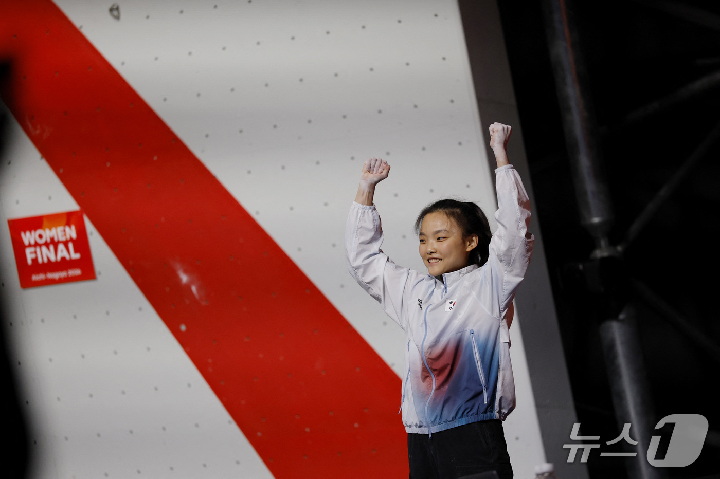 (로이터=뉴스1) = 대한민국 서채현이 3일 일본 나고야 국제전시장에서 열린 2026 아이치·나고야 아시안게임 스포츠 클라이밍 여자 리드 결승전에서 금메달을 확정짓자 기뻐하고 있다 …