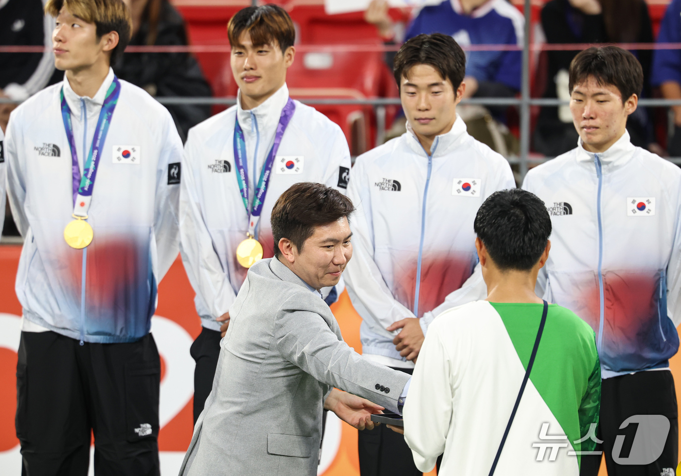 (도요타=뉴스1) 김도우 기자 = 유승민 대한체육회장이 3일 일본 아이치현 도요타 스타디움에서 열린 2026 아이치·나고야 아시안게임 축구 결승전 시상식에서 대한민국 축구대표팀에게 …