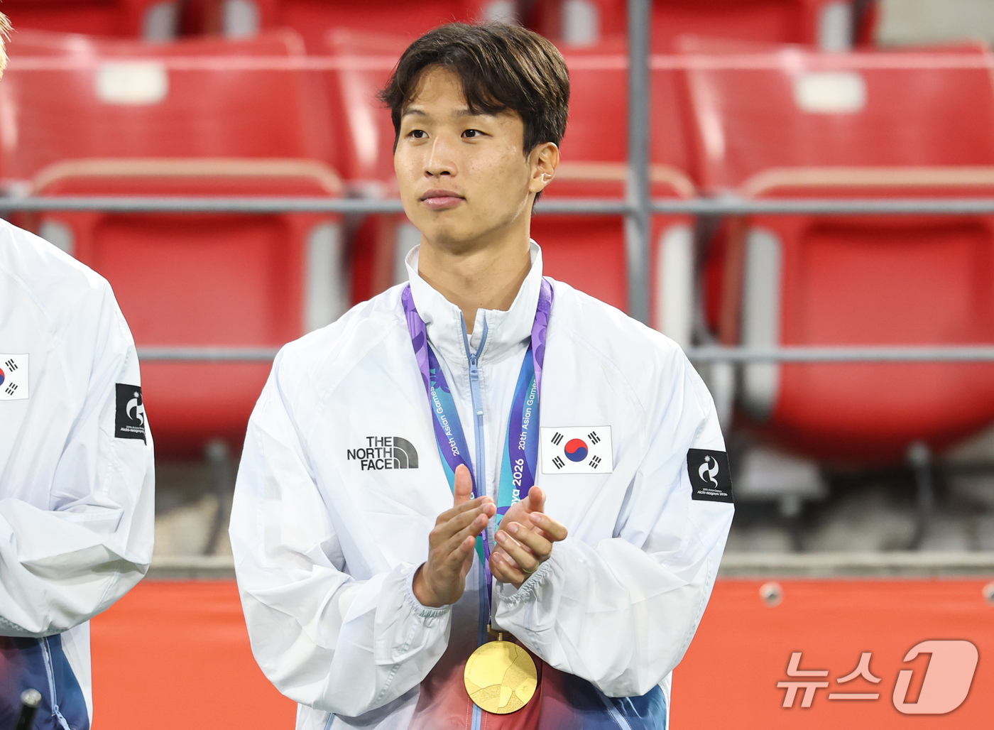 (도요타=뉴스1) 김도우 기자 = 대한민국 아시안게임 축구대표팀 엄지성이 3일 일본 아이치현 도요타 스타디움에서 열린 2026 아이치·나고야 아시안게임 축구 결승전 시상식에서 금메 …