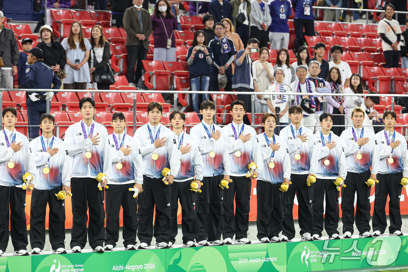 (도요타=뉴스1) 김도우 기자 = 대한민국 아시안게임 축구대표팀 선수들이 3일 일본 아이치현 도요타 스타디움에서 열린 2026 아이치·나고야 아시안게임 축구 결승전 시상식에서 금메 …