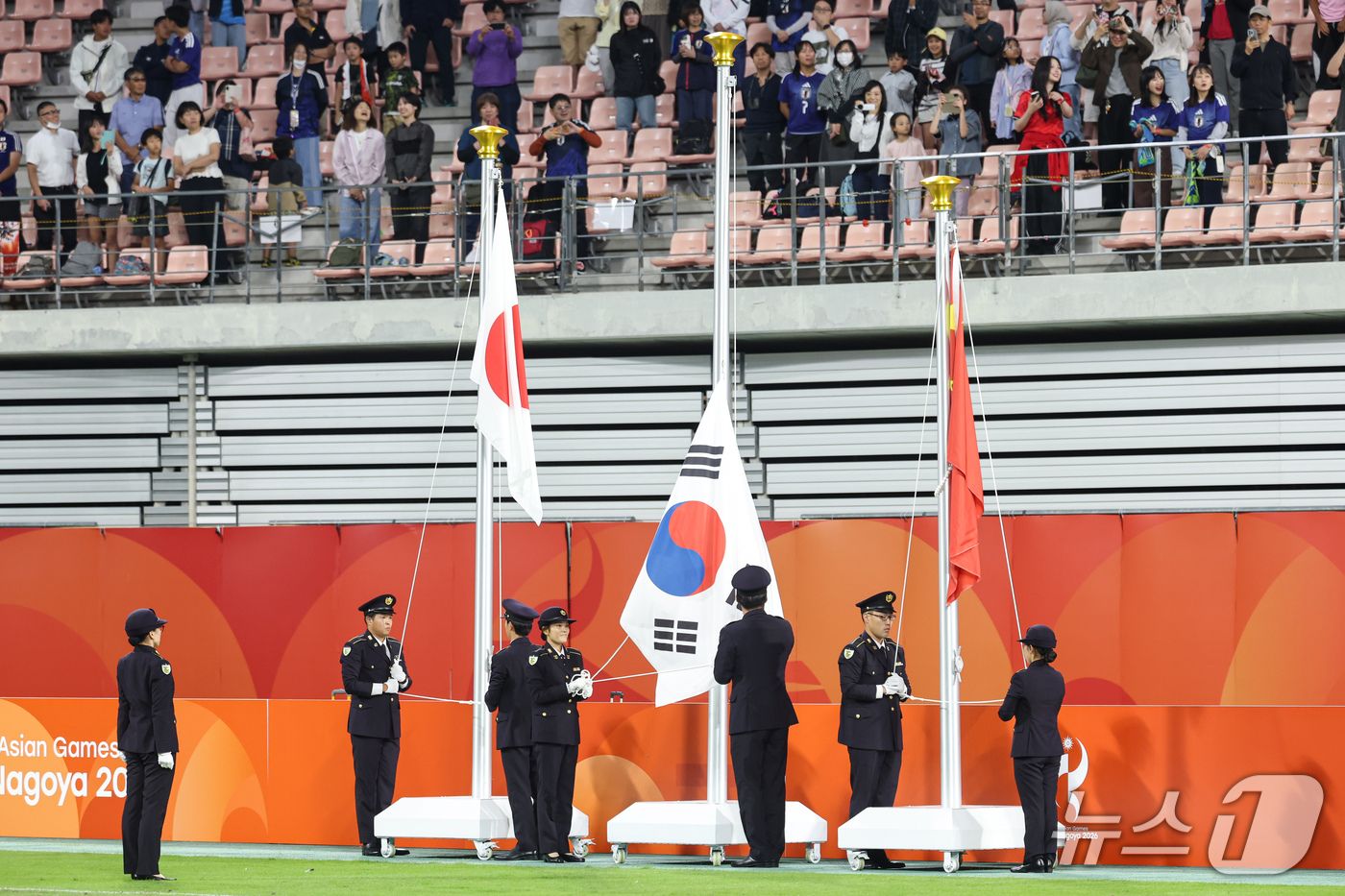(도요타=뉴스1) 김도우 기자 = 3일 일본 아이치현 도요타 스타디움에서 열린 2026 아이치·나고야 아시안게임 축구 결승전 시상식에서 태극기가 게양되지 않고 있다. 2026.10 …
