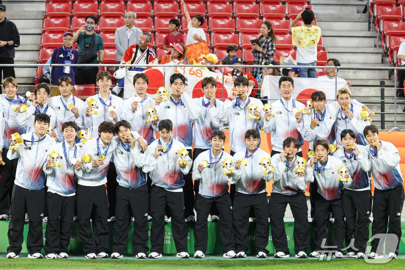 (도요타=뉴스1) 김도우 기자 = 대한민국 아시안게임 축구대표팀 선수들이 3일 일본 아이치현 도요타 스타디움에서 열린 2026 아이치·나고야 아시안게임 축구 결승전 시상식에서 금메 …