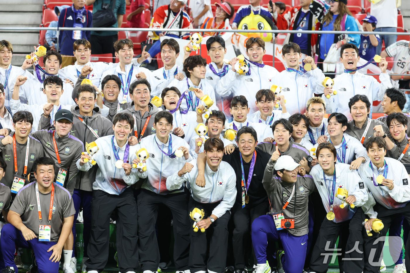 (도요타=뉴스1) 김도우 기자 = 대한민국 아시안게임 축구대표팀 선수들이 3일 일본 아이치현 도요타 스타디움에서 열린 2026 아이치·나고야 아시안게임 축구 결승전 시상식에서 금메 …