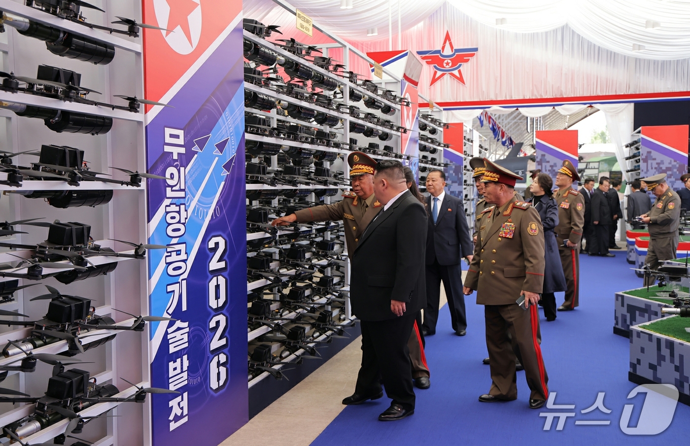 (평양 노동신문=뉴스1) = 북한 노동당 기관지 노동신문은 30일 전날 열린 '무인항공기술발전-2026' 전시회에서 일명 '저격수'로 불리는 초정밀 600㎜ 대구경 방사포의 전투 …