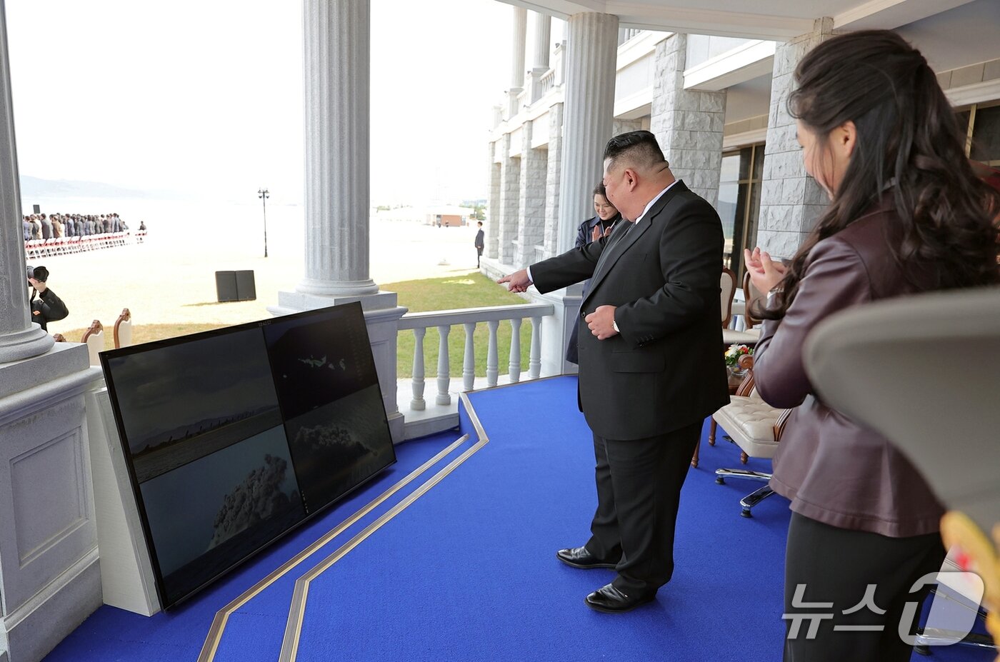 본문 이미지 - (평양 노동신문=뉴스1) = 북한이 '저격수'라는 이름을 붙인 초정밀 600㎜ 대구경 방사포의 '전투 사격'을 진행했다고 30일 노동당 기관지 노동신문이 보도했다. 김정은 북한 노동당 총비서의 딸 주애가 사격 결과를 지켜보는 모습. [국내에서만 사용가능. 재배포 금지. DB 금지. For Use Only in the Republic of Korea. Redistribution Prohibited] rodongphoto@news1.kr