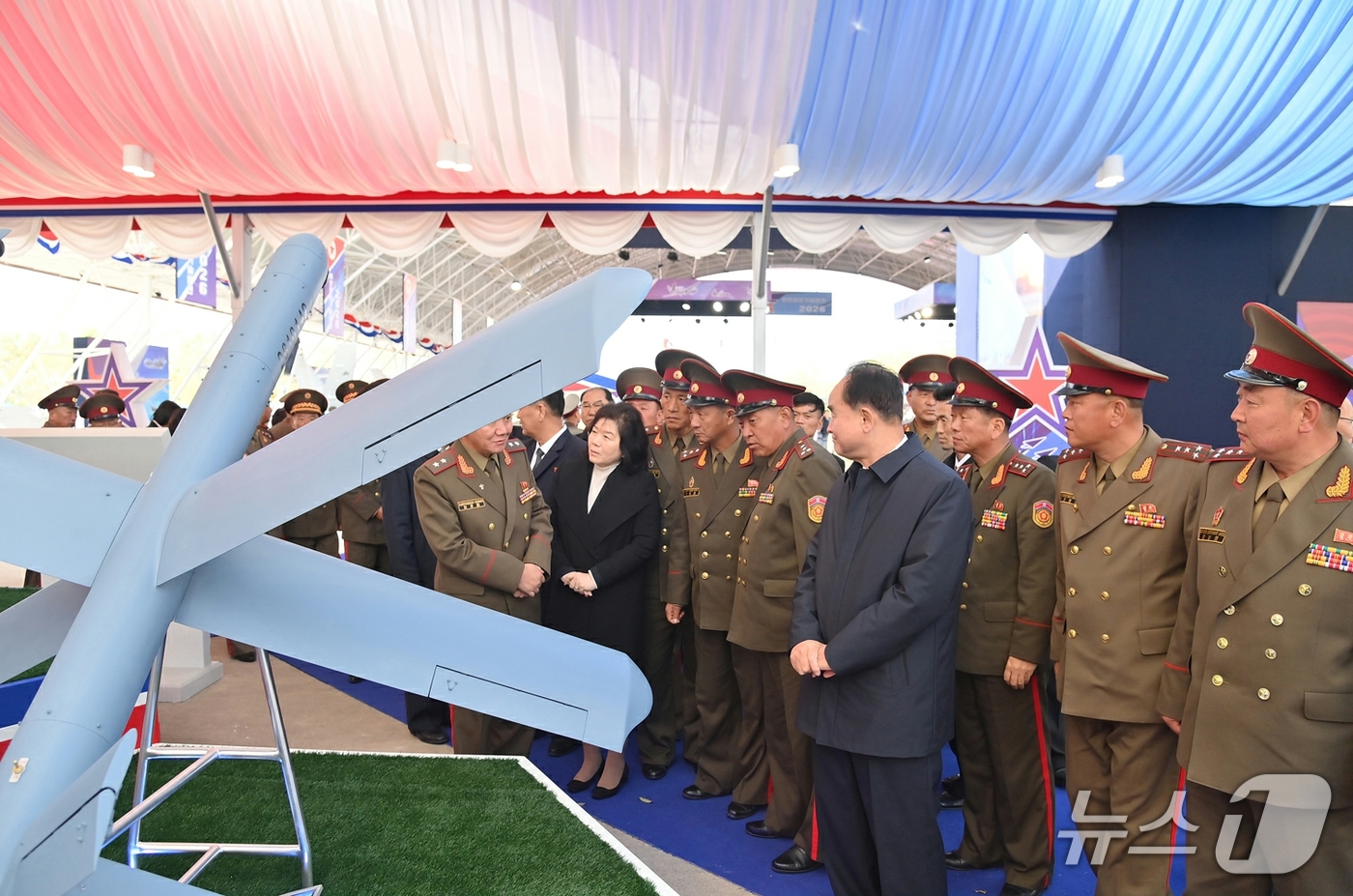 (평양 노동신문=뉴스1) = 북한 노동당 기관지 노동신문은 30일 전날 열린 '무인항공기술발전-2026' 전시회에서 일명 '저격수'로 불리는 초정밀 600㎜ 대구경 방사포의 전투 …