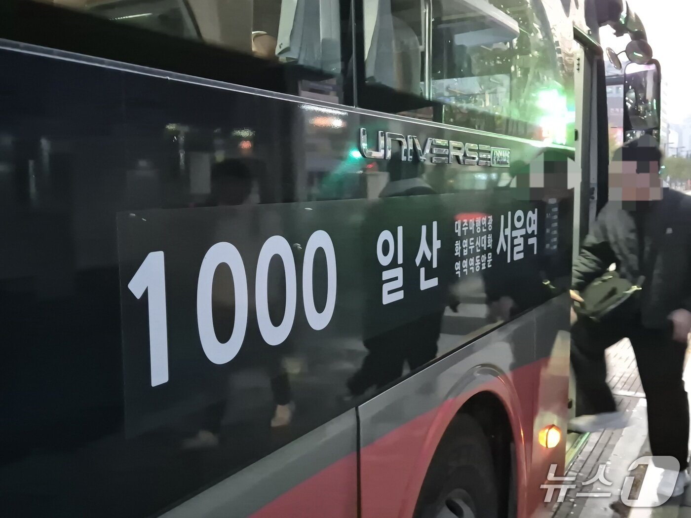 본문 이미지 -  30일 오전 6시 30분께 경기 고양시 일산서구 대화역에서 시민이 버스에 올라타고 있다.2026.10.30/뉴스1 양희문 기자