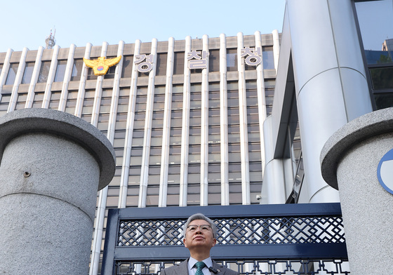 소아응급센터 압수수색 규탄 1인 시위 나선 김택우 의협 회장