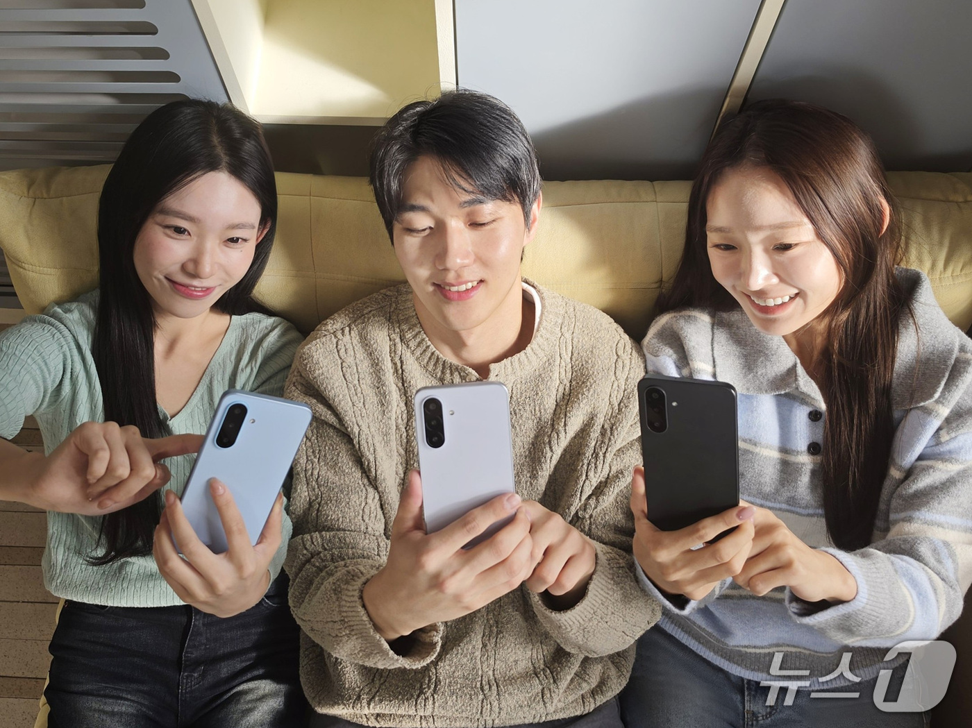 (서울=뉴스1) = 삼성전자가 대화면과 AI 사용 경험, 대용량 배터리 등 일상에 필요한 기능을 갖춘 '갤럭시 A18 LTE'를 30일 국내 출시한다.'갤럭시 A18 LTE'는 이 …