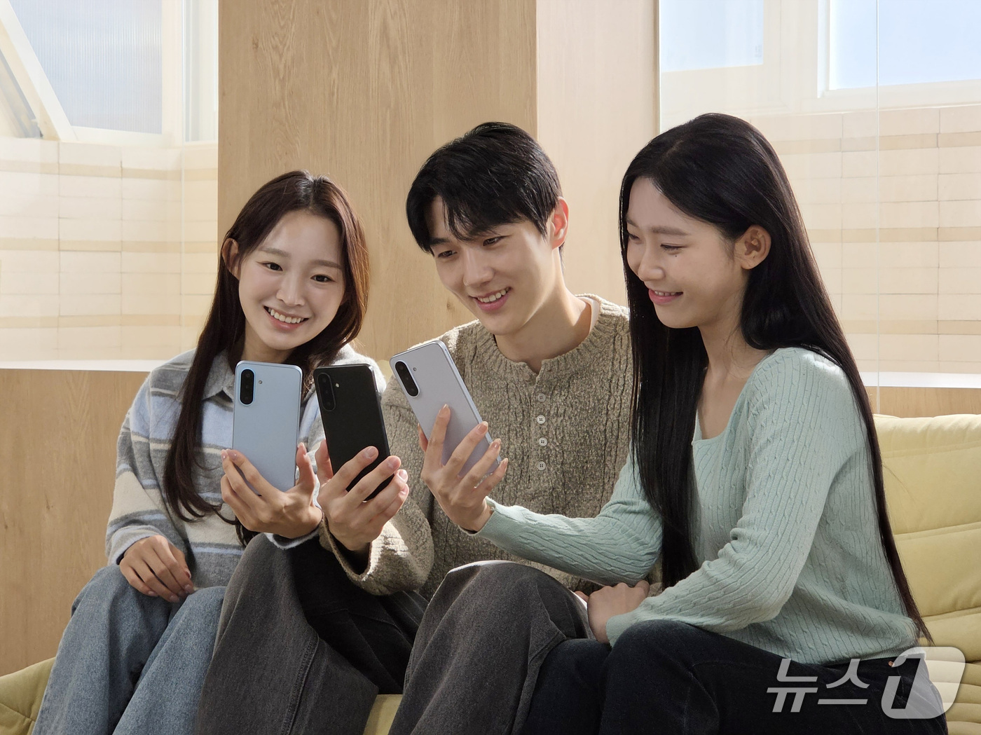 (서울=뉴스1) = 삼성전자가 대화면과 AI 사용 경험, 대용량 배터리 등 일상에 필요한 기능을 갖춘 '갤럭시 A18 LTE'를 30일 국내 출시한다.169.1mm(6.7형) FH …