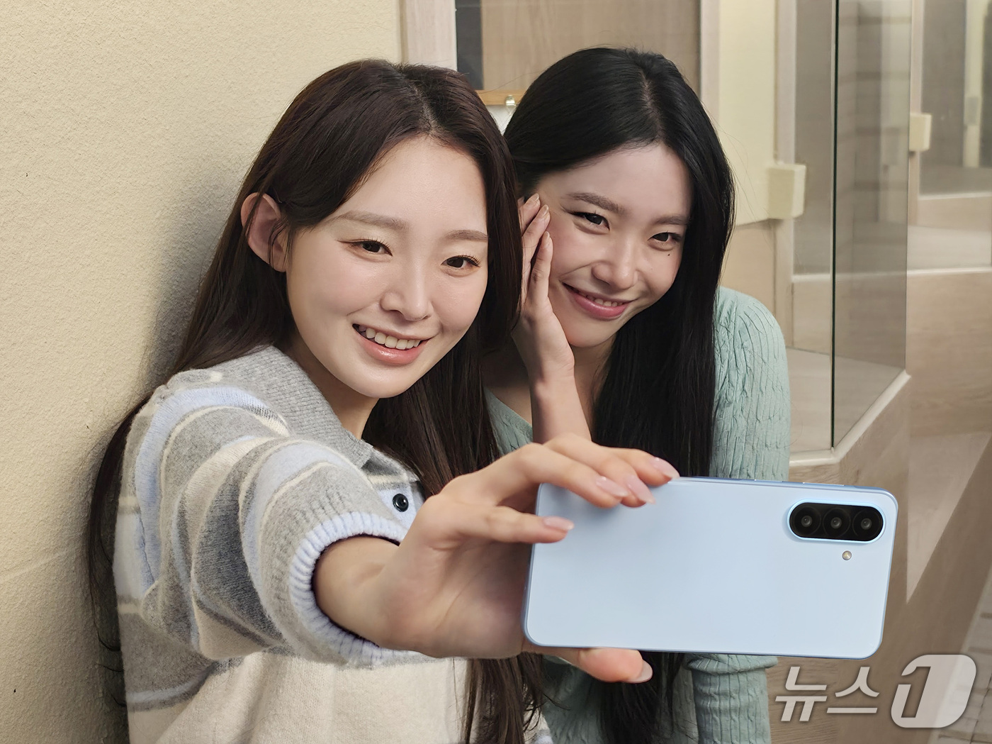 (서울=뉴스1) = 삼성전자가 대화면과 AI 사용 경험, 대용량 배터리 등 일상에 필요한 기능을 갖춘 '갤럭시 A18 LTE'를 30일 국내 출시한다.169.1mm(6.7형) FH …