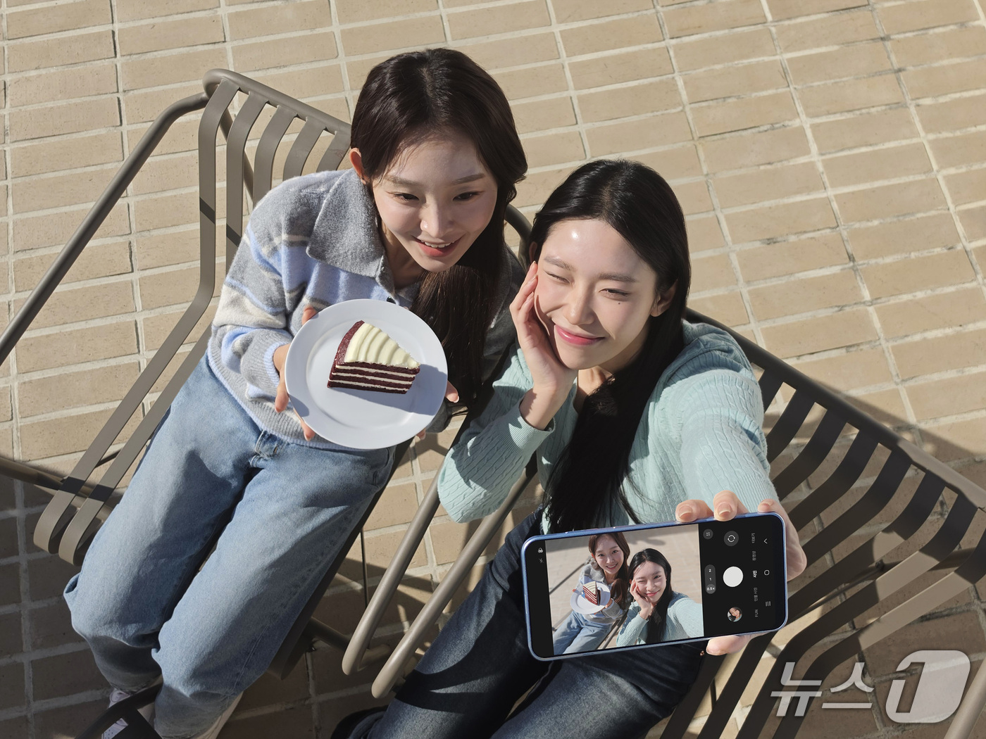 (서울=뉴스1) = 삼성전자가 대화면과 AI 사용 경험, 대용량 배터리 등 일상에 필요한 기능을 갖춘 '갤럭시 A18 LTE'를 30일 국내 출시한다.169.1mm(6.7형) FH …