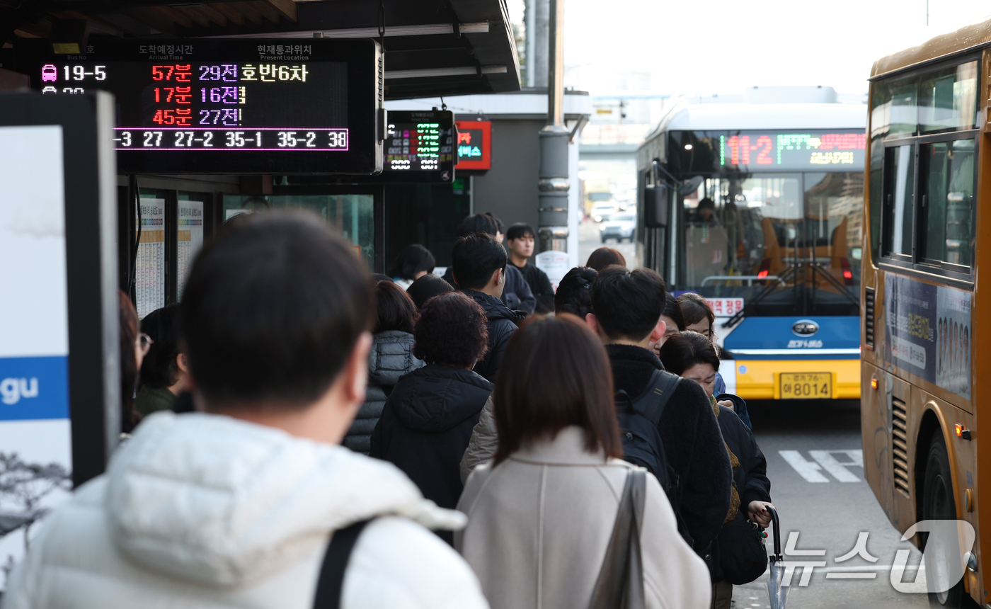 (화성=뉴스1) 김영운 기자 = 경기도 버스노사가 11시간이 넘는 밤샘 협상 끝에 합의에 성공하면서 파업을 철회한 30일 경기 화성시의 한 버스정류장에서 시민들이 버스에 승차하고 …