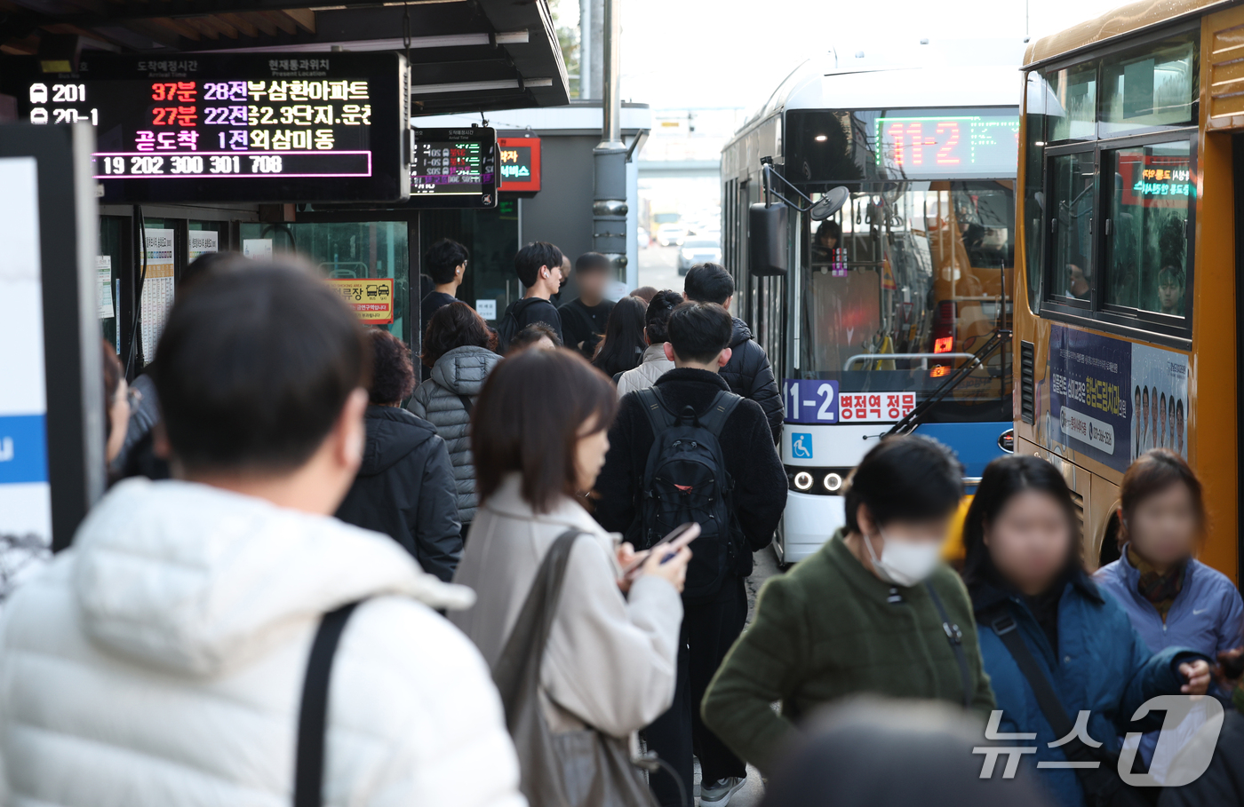 (화성=뉴스1) 김영운 기자 = 경기도 버스노사가 11시간이 넘는 밤샘 협상 끝에 합의에 성공하면서 파업을 철회한 30일 경기 화성시의 한 버스정류장에서 시민들이 버스에 승차하고 …