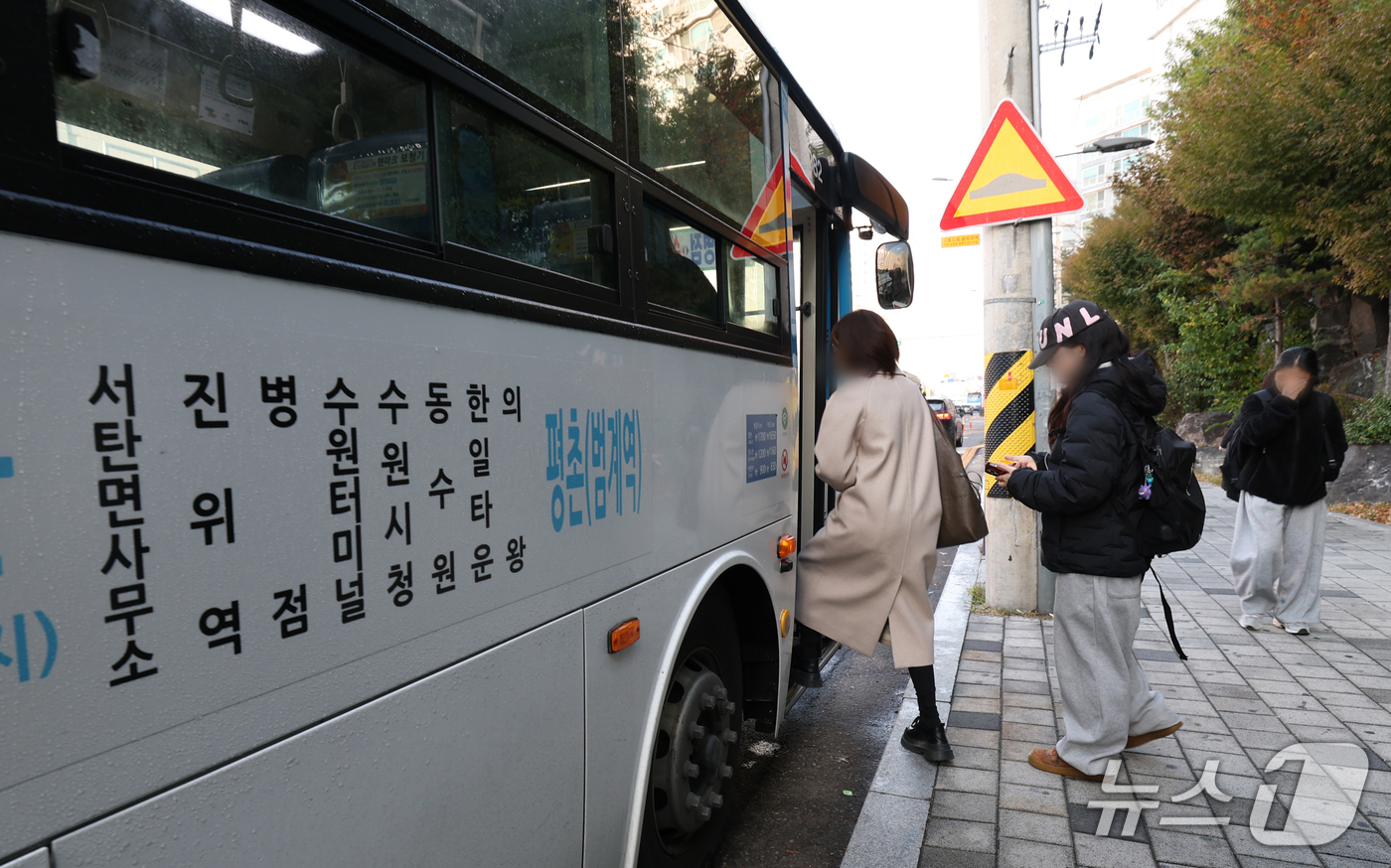 (화성=뉴스1) 김영운 기자 = 경기도 버스노사가 11시간이 넘는 밤샘 협상 끝에 합의에 성공하면서 파업을 철회한 30일 경기 화성시의 한 버스정류장에서 시민들이 버스에 승차하고 …