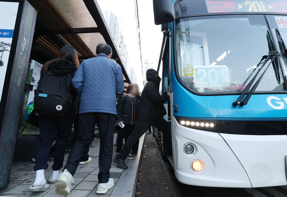 경기 버스 노사, 11시간 밤샘 협상 끝 극적 합의…총파업 철회