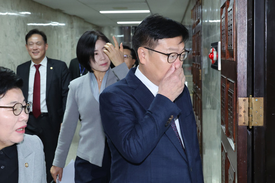 회의 참석하는 정점식 원내대표