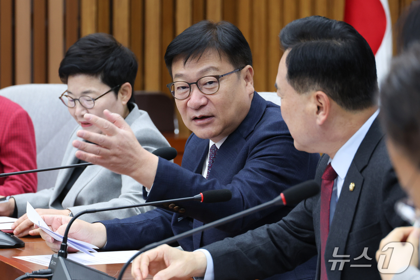 (서울=뉴스1) 신웅수 기자 = 정점식 국민의힘 원내대표가 30일 서울 여의도 국회에서 열린 국정감사 대책회의에서 의원들과 대화하고 있다. 2026.10.30/뉴스1