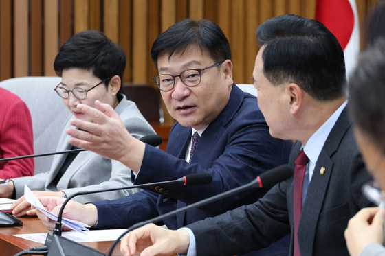 대화 나누는 정점식 원내대표