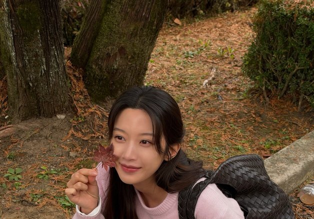 문가영, 단풍 낙엽 들고 장난기 가득…귀여움 넘치는 일상 [N샷]