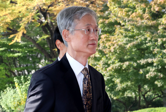 출근하는 조희대 대법원장