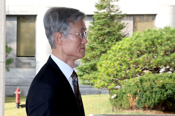 출근하는 조희대 대법원장