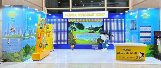 "웰컴 투 코리아"…한복 입은 스누피, 외국인 관광객 맞이한다