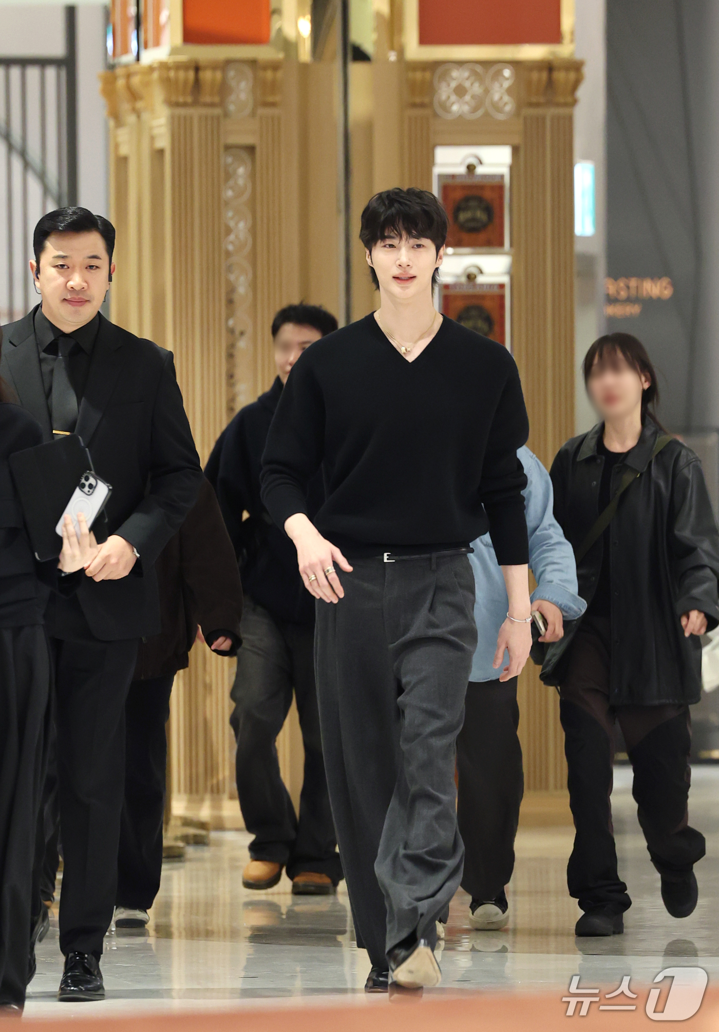 (서울=뉴스1) 권현진 기자 = 배우 변우석이 30일 서울 송파구 롯데백화점 에비뉴엘 월드타워점에서 열린 하이 주얼러 불가리(BVLGARI)의 비제로원 익스피리언스 팝업 행사에 참 …