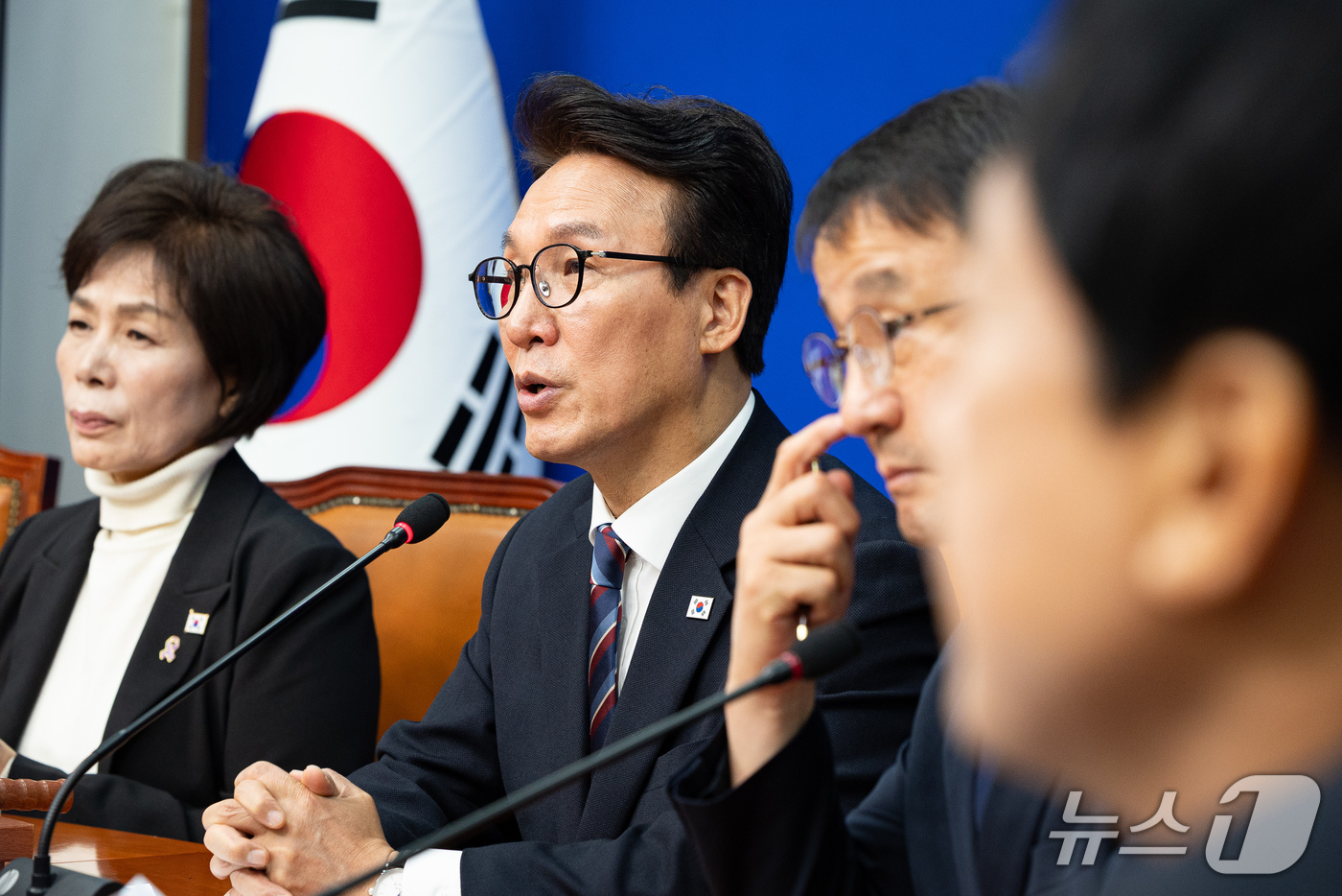 (서울=뉴스1) 유승관 기자 = 김민석 더불어민주당 대표가 30일 서울 여의도 국회에서 열린 최고위원회의에서 발언하고 있다. 2026.10.30/뉴스1