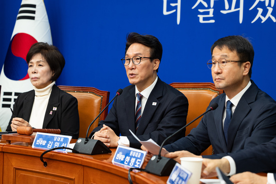 '조희대 국조' 충돌…與 "호위무사 자처하나"…野 "광기 어린 죽이기"