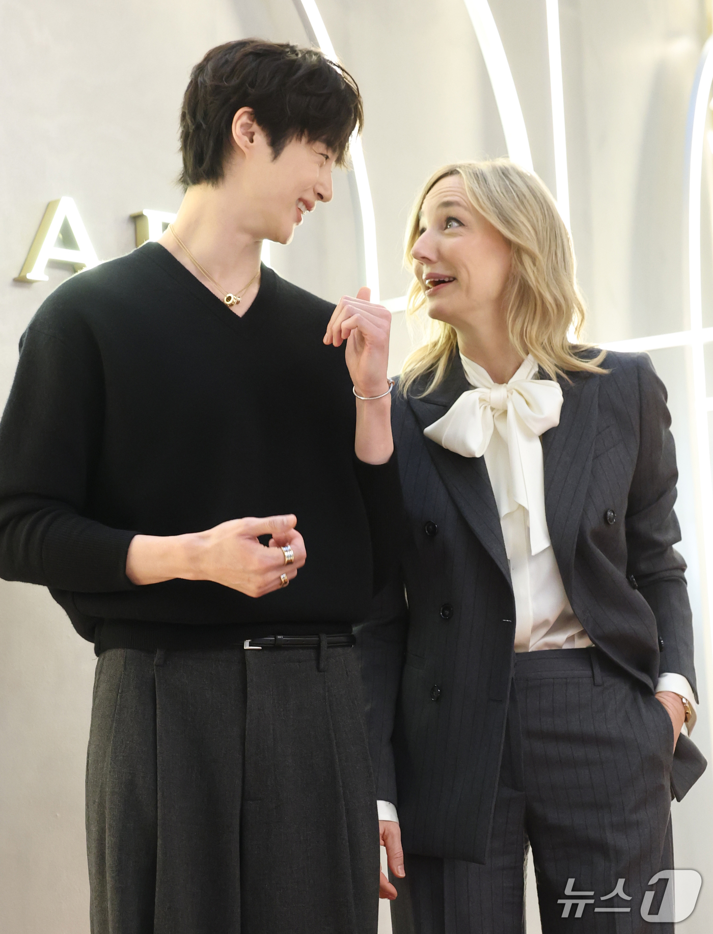 (서울=뉴스1) 권현진 기자 = 배우 변우석과 라우라 부르데제 불가리 CEO(오른쪽)가 30일 서울 송파구 롯데백화점 에비뉴엘 월드타워점에서 열린 하이 주얼러 불가리(BVLGARI …